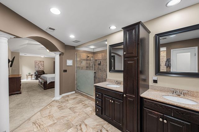 4610 Thornbury Drive W, Valparaiso, IN 46383