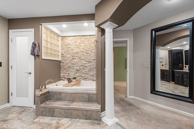 4610 Thornbury Drive W, Valparaiso, IN 46383