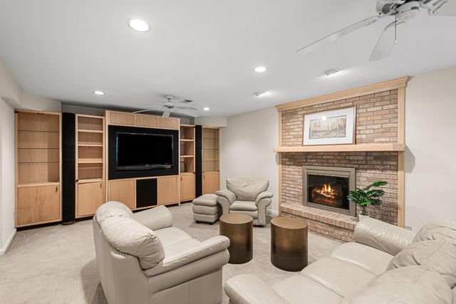 4610 Thornbury Drive W, Valparaiso, IN 46383
