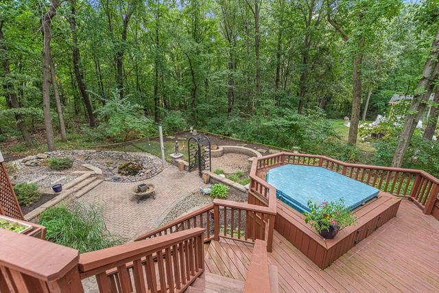 4610 Thornbury Drive W, Valparaiso, IN 46383