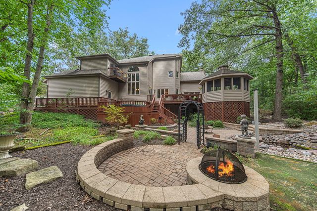 4610 Thornbury Drive W, Valparaiso, IN 46383