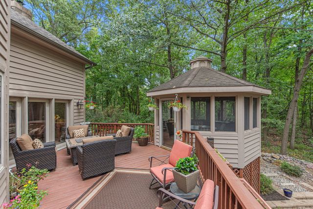 4610 Thornbury Drive W, Valparaiso, IN 46383