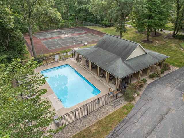 4610 Thornbury Drive W, Valparaiso, IN 46383