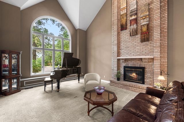 4610 Thornbury Drive W, Valparaiso, IN 46383