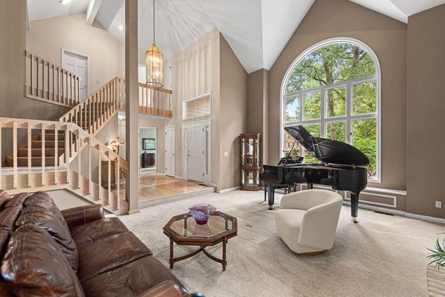4610 Thornbury Drive W, Valparaiso, IN 46383