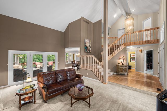 4610 Thornbury Drive W, Valparaiso, IN 46383