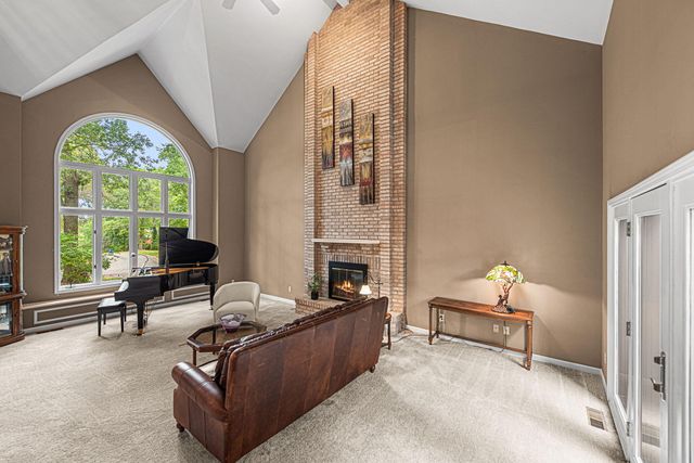 4610 Thornbury Drive W, Valparaiso, IN 46383