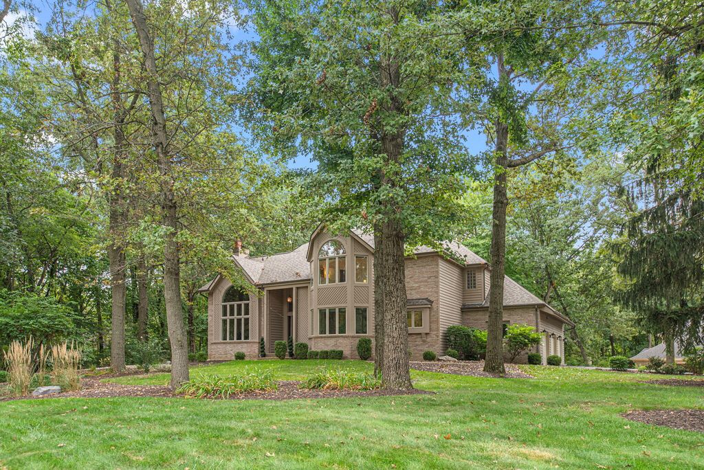 4610 Thornbury Drive W, Valparaiso, IN 46383