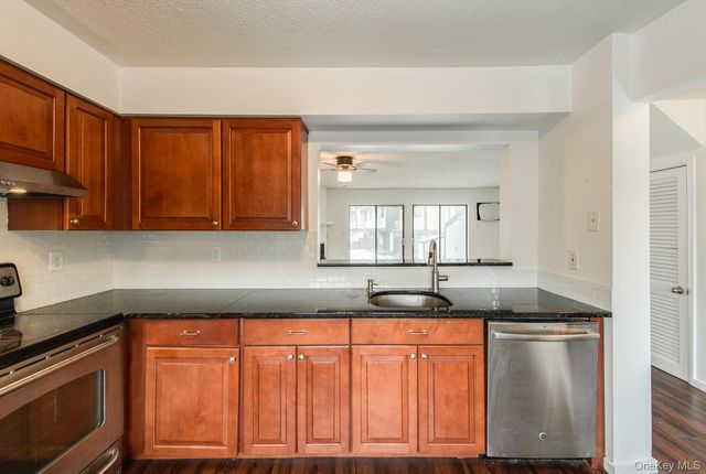 908 Chelsea Cove S, Hopewell Junction, NY 12533