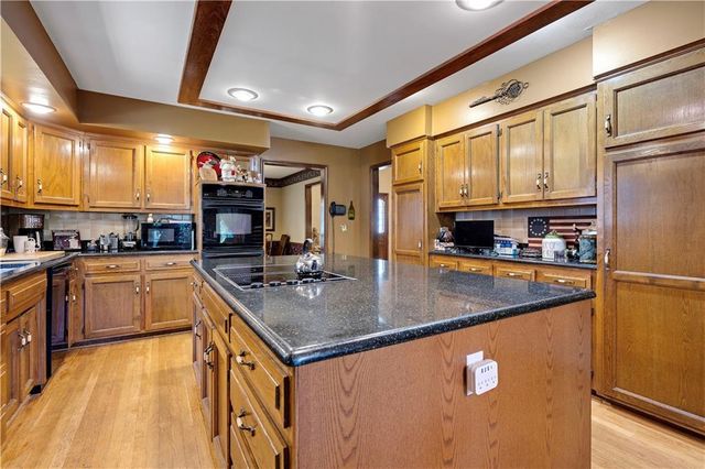 8017 W 115th Terrace, Overland Park, KS 66210