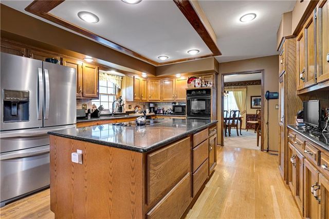 8017 W 115th Terrace, Overland Park, KS 66210