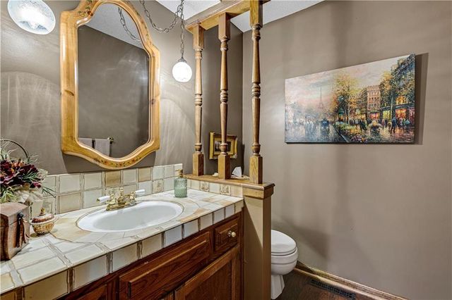 8017 W 115th Terrace, Overland Park, KS 66210