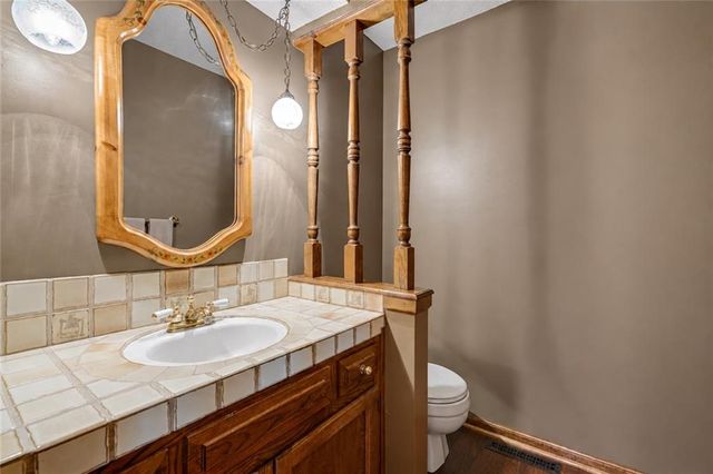 8017 W 115th Terrace, Overland Park, KS 66210