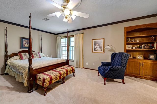8017 W 115th Terrace, Overland Park, KS 66210