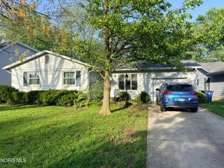 1060 Village Drive, Bowling Green, OH 43402