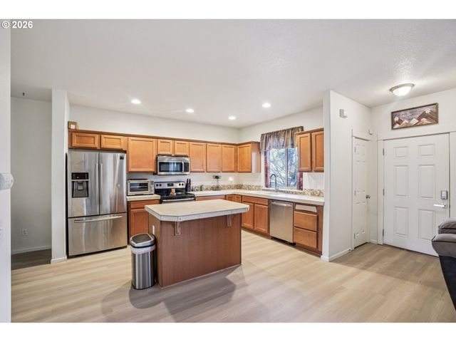 37834 SANDY HEIGHTS St, Sandy, OR 97055