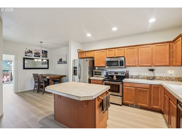 37834 SANDY HEIGHTS St, Sandy, OR 97055