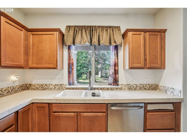 37834 SANDY HEIGHTS St, Sandy, OR 97055