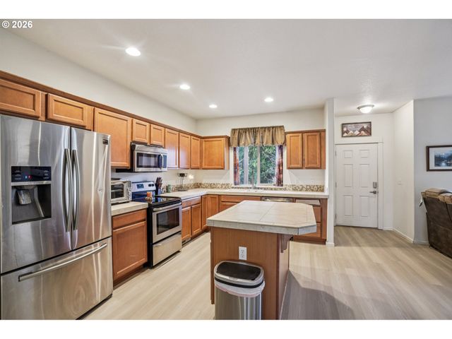 37834 SANDY HEIGHTS St, Sandy, OR 97055