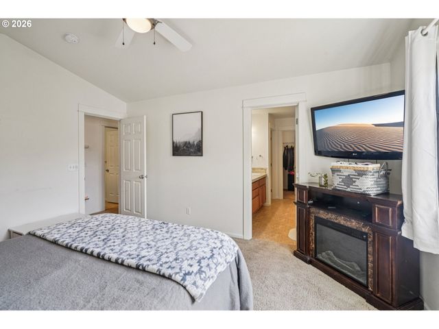 37834 SANDY HEIGHTS St, Sandy, OR 97055