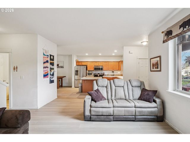 37834 SANDY HEIGHTS St, Sandy, OR 97055