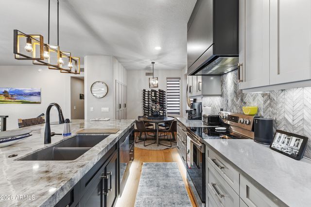 15221 N CLUBGATE Drive 2077, Scottsdale, AZ 85254