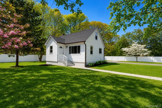 54 Linden Lane, Shirley, NY 11967