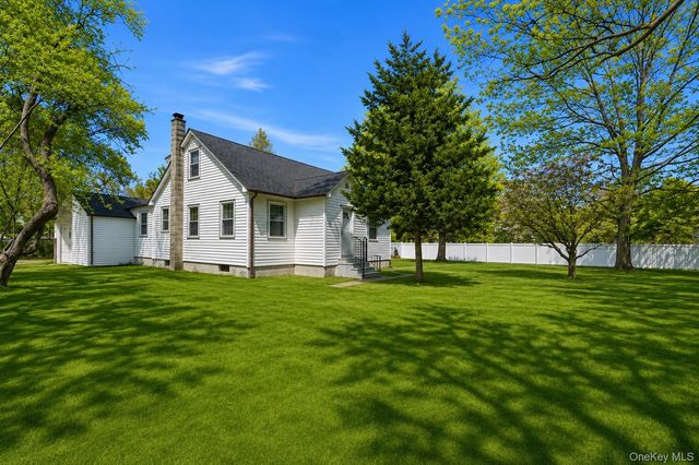 54 Linden Lane, Shirley, NY 11967