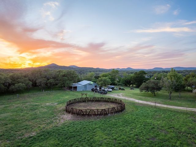 3273 Privilege Creek Rd, Pipe Creek, TX 78063