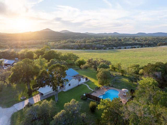 3273 Privilege Creek Rd, Pipe Creek, TX 78063
