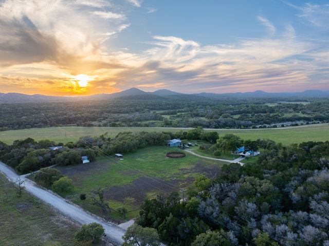 3273 Privilege Creek Rd, Pipe Creek, TX 78063