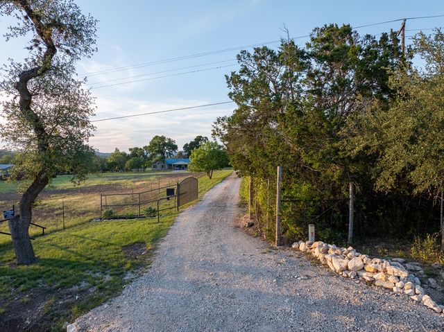 3273 Privilege Creek Rd, Pipe Creek, TX 78063