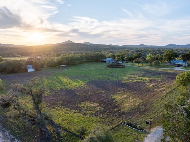 3273 Privilege Creek Rd, Pipe Creek, TX 78063