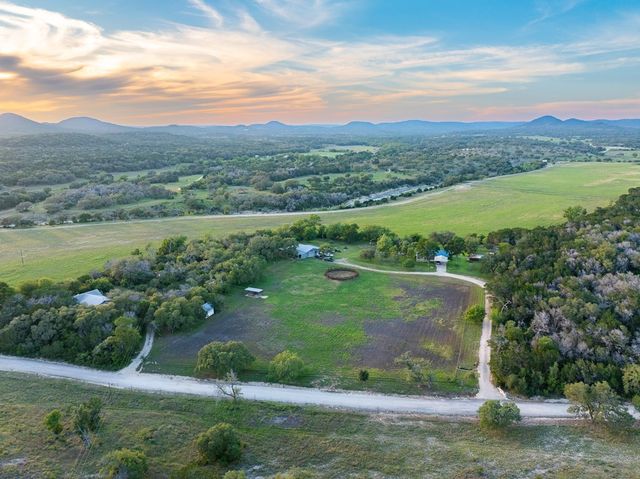 3273 Privilege Creek Rd, Pipe Creek, TX 78063