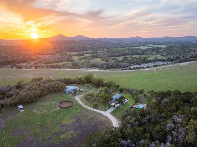 3273 Privilege Creek Rd, Pipe Creek, TX 78063
