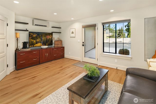 525 16th Avenue W, Kirkland, WA 98033