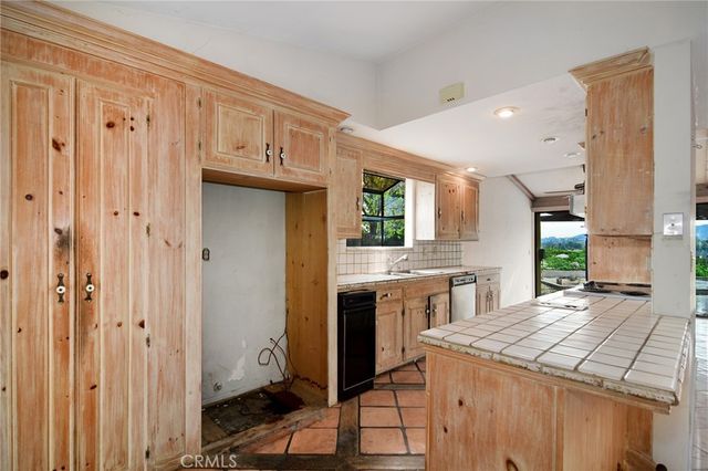 5746 Mcdonie Avenue, Woodland Hills, CA 91367