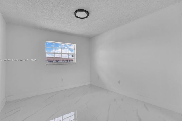 4050 NW 135th St 21-11, Opa-locka, FL 33054