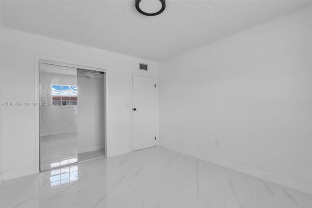 4050 NW 135th St 21-11, Opa-locka, FL 33054