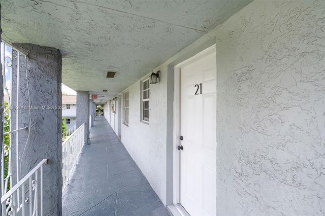 4050 NW 135th St 21-11, Opa-locka, FL 33054
