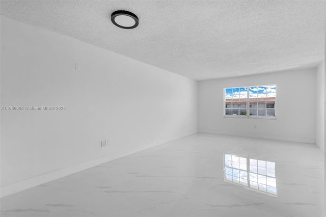 4050 NW 135th St 21-11, Opa-locka, FL 33054