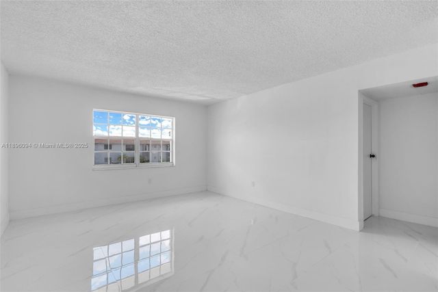 4050 NW 135th St 21-11, Opa-locka, FL 33054