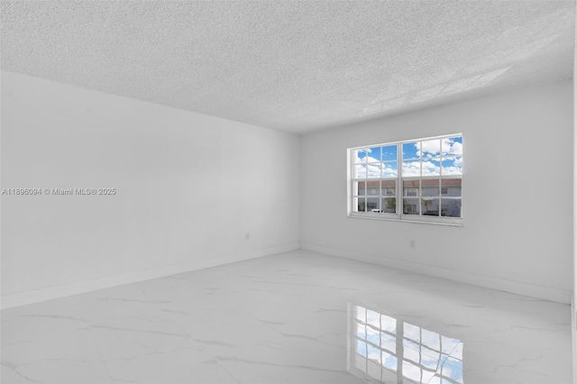 4050 NW 135th St 21-11, Opa-locka, FL 33054