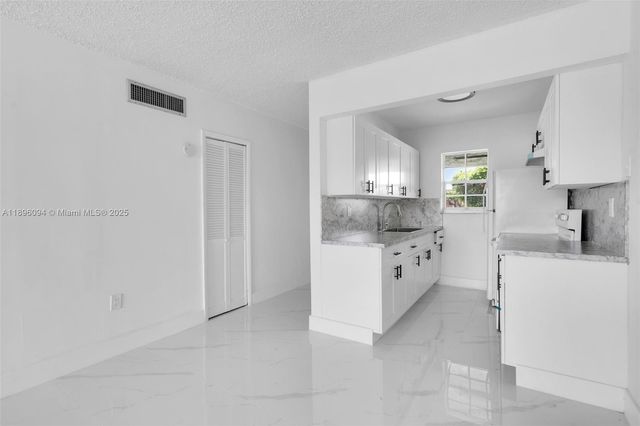 4050 NW 135th St 21-11, Opa-locka, FL 33054