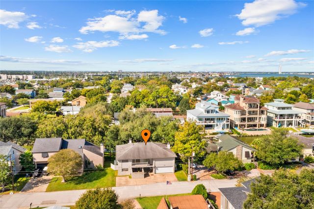 67 Harbor Lane, Kemah, TX 77565