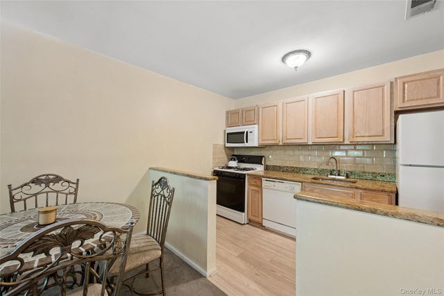 2295 Milburn Avenue 11, Baldwin, NY 11510