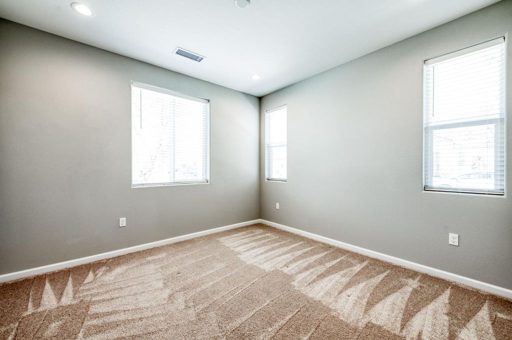 Image 12 of property listing at 734 Josephine, Madera, CA 93636