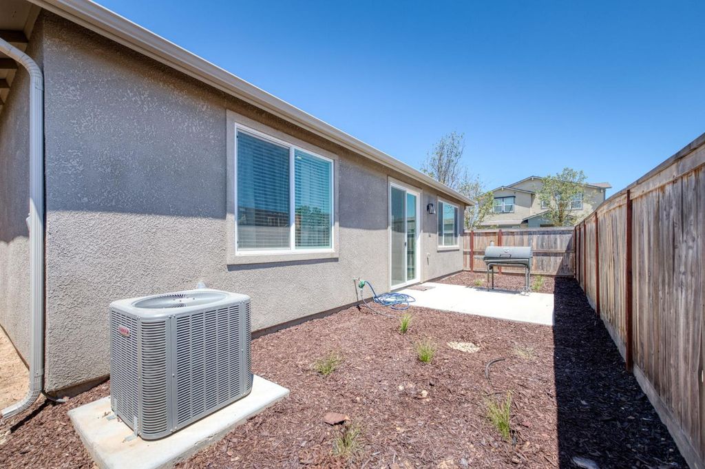 Image 21 of property listing at 734 Josephine, Madera, CA 93636