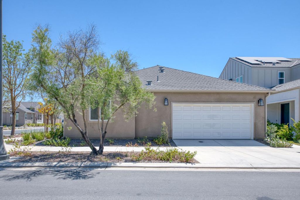 Image 22 of property listing at 734 Josephine, Madera, CA 93636