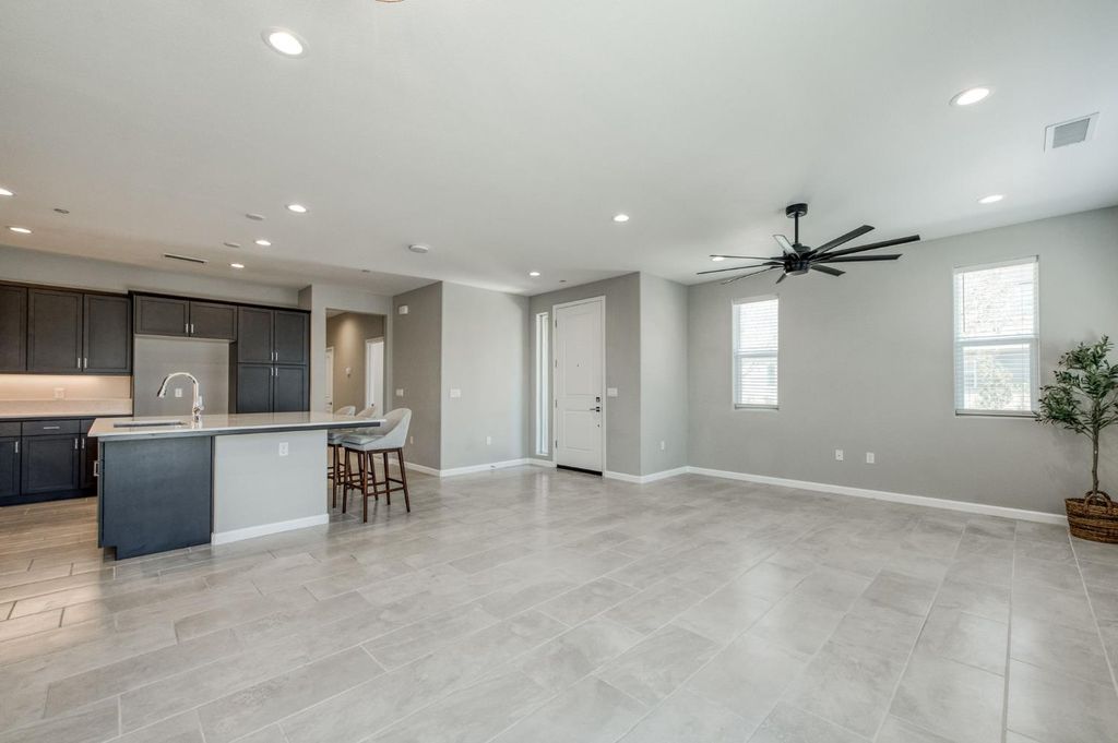Image 8 of property listing at 734 Josephine, Madera, CA 93636